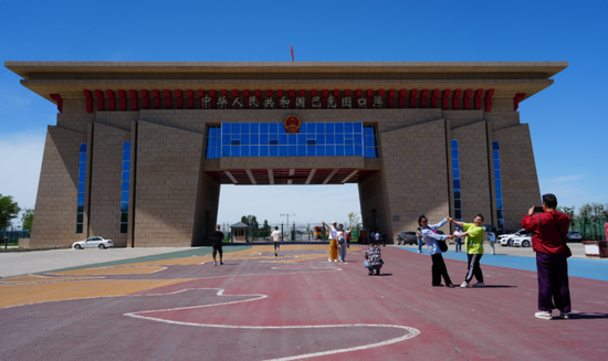 游客在巴克图口岸游玩。塔城地区融媒体中心记者王婷摄 游客在巴克图口岸游玩。塔城地区融媒体中心记者王婷摄