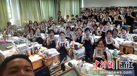 近日，楼青昀与全班学生合影留念。楼青昀 摄