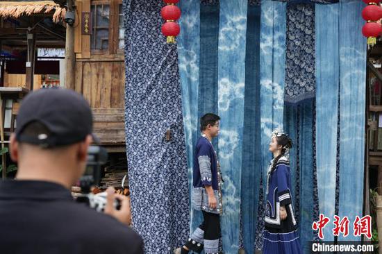 图为6月11日，游客在贵州肇兴侗寨拍摄艺术照。石小杰 摄