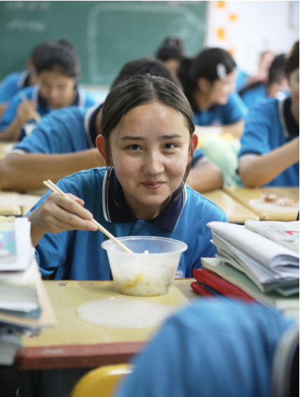 学生在享用“免费午餐”。吐鲁番市融媒体中心记者 刘字昂 摄