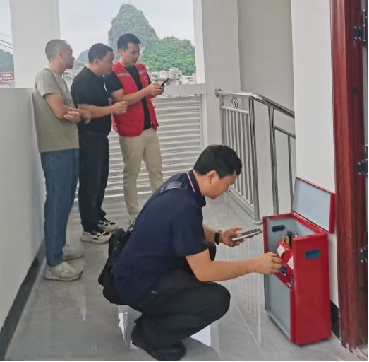 图为消防安全设施检测。沈声毅 摄 图为消防安全设施检测。沈声毅 摄