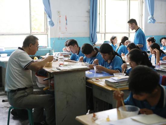 师生在享用“免费午餐”。吐鲁番市融媒体中心记者 刘字昂 摄3