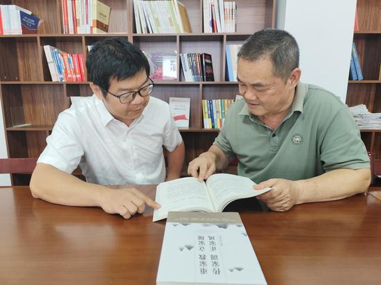图为职工们分享自己阅读廉政书籍的感悟。劳政远 摄 图为职工们分享自己阅读廉政书籍的感悟。劳政远 摄