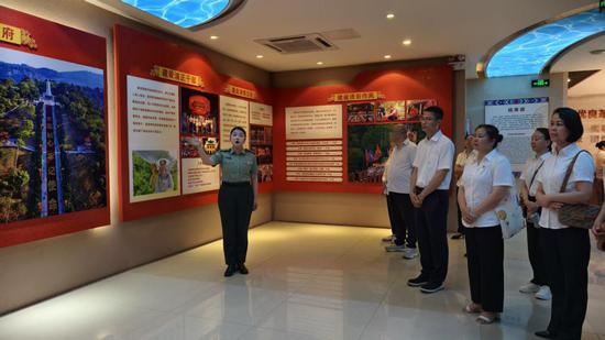 图为干部职工赴百色廉政教育基地开展廉洁教育。赖进 摄 图为干部职工赴百色廉政教育基地开展廉洁教育。赖进 摄