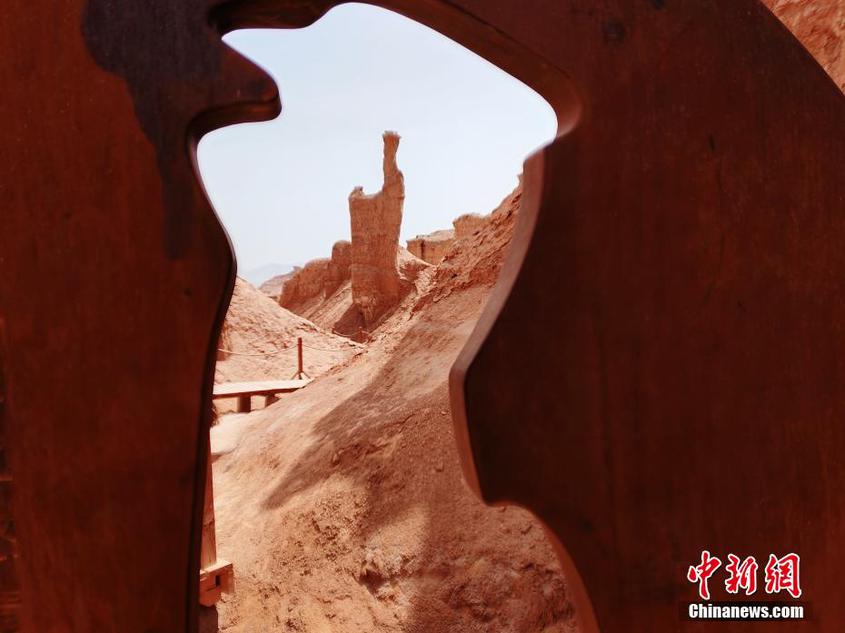 探访新疆拜城县克孜尔红石林 如同奇幻漫游