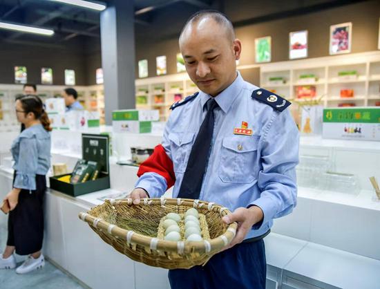 图为国家税务总局毕节高新区税务分局派驻赫章双坪乡的第一书记周荣正为村民售卖鸡蛋。村委会供图 图为国家税务总局毕节高新区税务分局派驻赫章双坪乡的第一书记周荣正为村民售卖鸡蛋。村委会供图