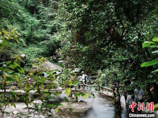 图为台青参观贵州省铜仁市江口县亚木沟风景区。记者周燕玲 摄 图为台青参观贵州省铜仁市江口县亚木沟风景区。记者周燕玲 摄
