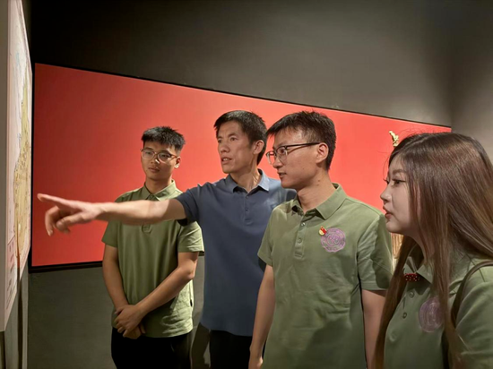 天津职业技术师范大学援疆支教团成员在和田地区博物馆参观。通讯员 肖凡摄