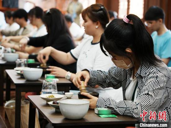 6月15日,台青在贵州江口县云舍村体验点茶技艺。中新社记者 周燕玲 摄 6月15日,台青在贵州江口县云舍村体验点茶技艺。中新社记者 周燕玲 摄