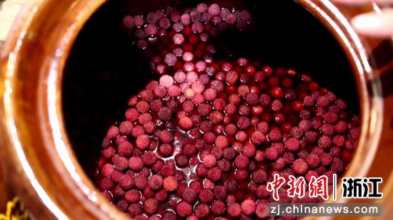 杨梅酒。 孙凛 摄 杨梅酒。 孙凛 摄