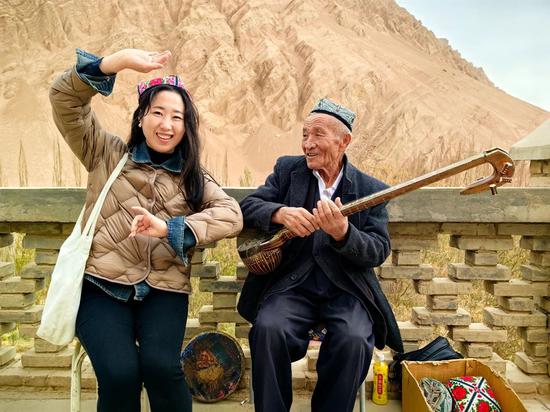 2023年11月,文旅局柔性援疆干部到乡村拜访非遗文化传承人。