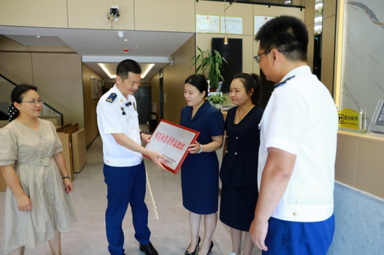圖為對龍華大酒店微型消防站進(jìn)行表彰慰問。