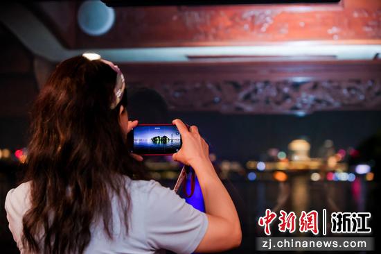 6月13日晚，采风团夜游西湖。（主办方供图）