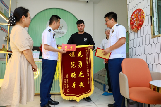 圖為前往外賣騎手工作崗位進(jìn)行表彰慰問。
