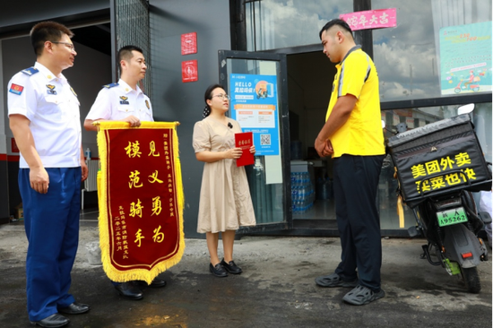 圖為前往外賣騎手工作崗位進(jìn)行表彰慰問e