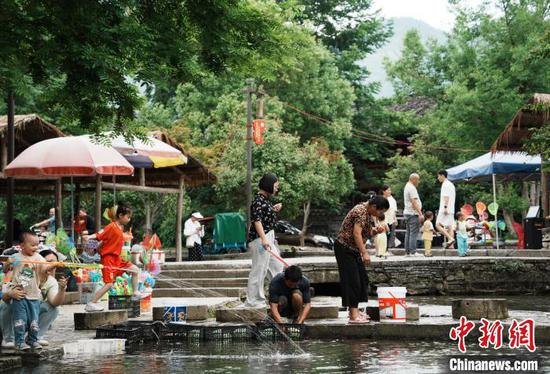 6月15日,带着小朋友的游客在贵州省江口县云舍村游玩。中新社记者 周燕玲 摄 6月15日,带着小朋友的游客在贵州省江口县云舍村游玩。中新社记者 周燕玲 摄