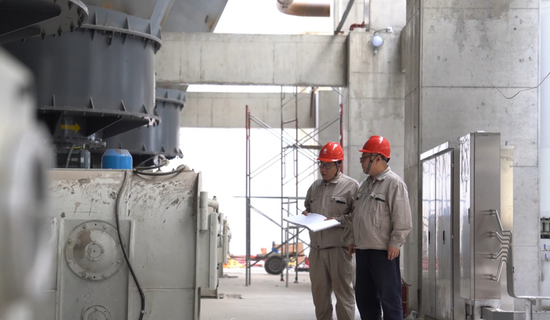 5月26日，調(diào)試人員正在對(duì)機(jī)組運(yùn)行情況進(jìn)行核查。唐毅軒 攝