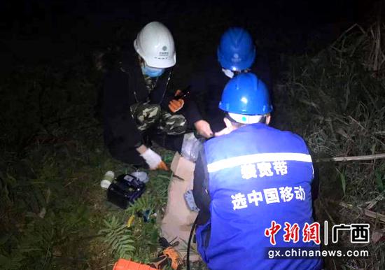 保障突击队深夜冒雨抢修守护台风中的通信生命线。温文宜 摄 保障突击队深夜冒雨抢修守护台风中的通信生命线。温文宜 摄
