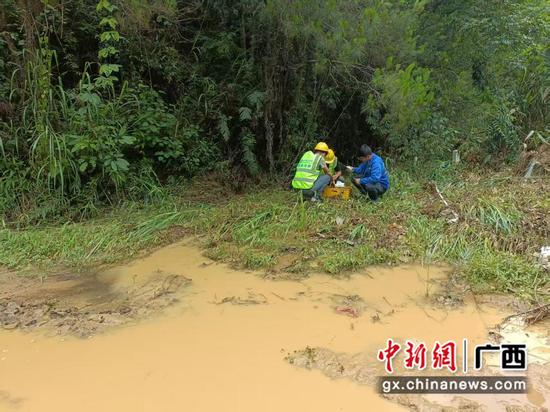 保障人员肩扛设备踏泥泞暴雨中熔纤接线通网络。黄毅 摄 保障人员肩扛设备踏泥泞暴雨中熔纤接线通网络。黄毅 摄