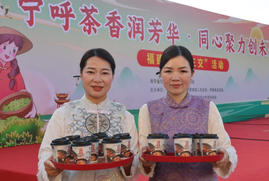 6月13日，“寧呼茶香潤芳華同心聚力創(chuàng)未來”福建援疆“三交”活動在錦華牛街舉行。（王文霞 攝）