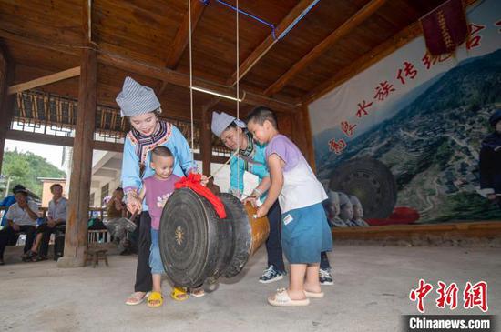 图为水族同胞在表演击铜鼓。吴德军 摄