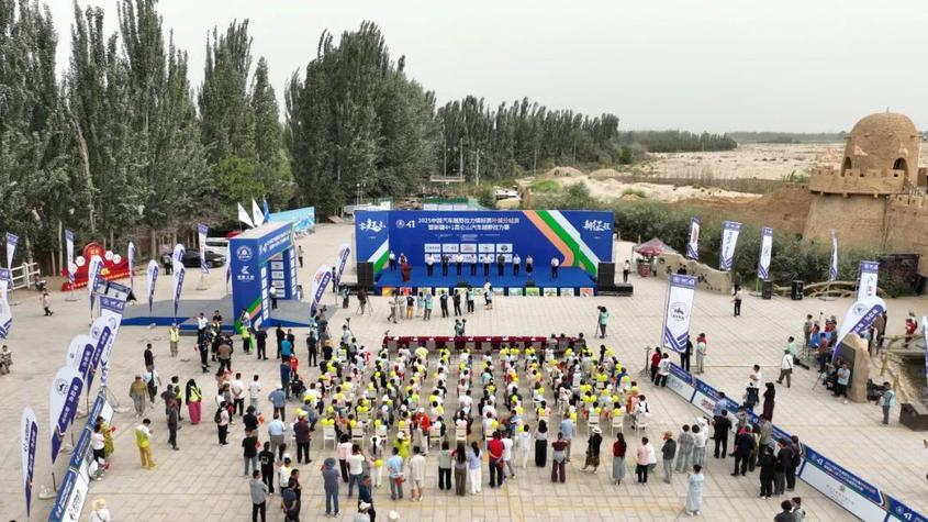 中国汽车越野拉力锦标赛叶城分站赛暨新疆“4+1”昆仑山汽车越野拉力赛在西夜迷城正式发车。叶城县融媒体中心记者 马甲兵 摄 中国汽车越野拉力锦标赛叶城分站赛暨新疆“4+1”昆仑山汽车越野拉力赛在西夜迷城正式发车。叶城县融媒体中心记者 马甲兵 摄