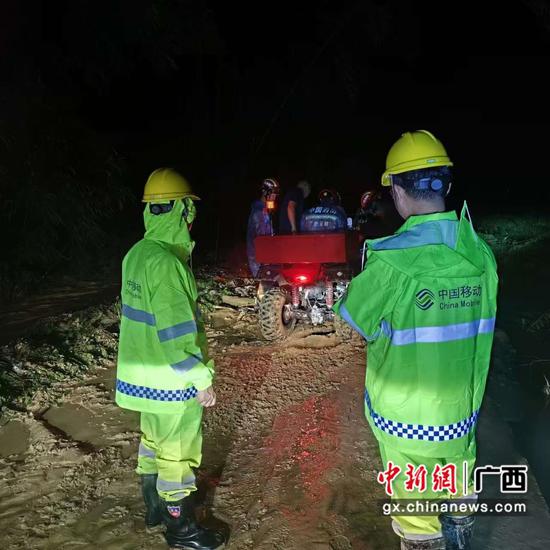 工作人员连夜挺进山体滑坡受灾一线。黄国鑫 摄 工作人员连夜挺进山体滑坡受灾一线。黄国鑫 摄