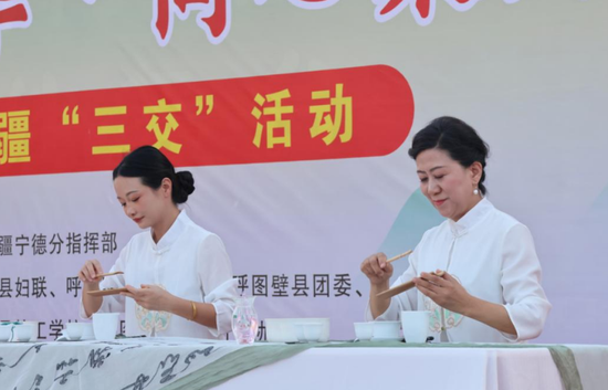 6月13日，“寧呼茶香潤芳華同心聚力創(chuàng)未來”福建援疆“三交”活動在錦華牛街舉行。（王文霞 攝）1