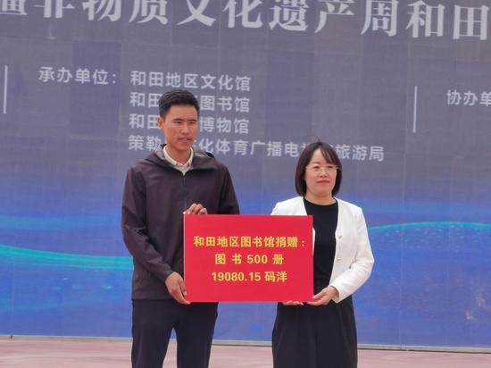 地区图书馆向新疆昆仑山景区捐赠500册图书。b8