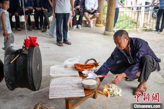 图为水族同胞在鼓楼祭祖。吴德军 摄