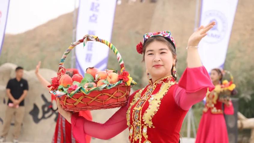 发车仪式上的精彩表演。叶城县融媒体中心记者 陈悦蛟 摄 发车仪式上的精彩表演。叶城县融媒体中心记者 陈悦蛟 摄