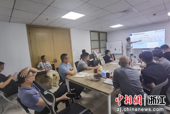 嘉兴南湖学院教师团队进驻企业参与研发工作。南湖学院供图