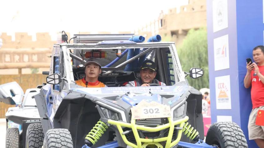 中国汽车越野拉力锦标赛叶城分站赛暨新疆“4+1”昆仑山汽车越野拉力赛正式发车。叶城县融媒体中心记者 陈悦蛟 摄 中国汽车越野拉力锦标赛叶城分站赛暨新疆“4+1”昆仑山汽车越野拉力赛正式发车。叶城县融媒体中心记者 陈悦蛟 摄