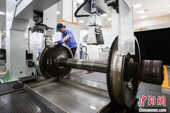 6月16日,贵州省贵阳市,工作人员在贵阳南车辆段修配车间操作相控阵轮对探伤仪。近两年来,中国铁路成都局集团有限公司贵阳南车辆段投用一系列新型工装设备,实现铁路货车轮轴检修智能化、数字化。据悉,此举将缩短轮轴检修时长,提升效率,助力班列高效畅行。中新社记者 瞿宏伦 摄 6月16日,贵州省贵阳市,工作人员在贵阳南车辆段修配车间操作相控阵轮对探伤仪。近两年来,中国铁路成都局集团有限公司贵阳南车辆段投用一系列新型工装设备,实现铁路货车轮轴检修智能化、数字化。据悉,此举将缩短轮轴检修时长,提升效率,助力班列高效畅行。中新社记者 瞿宏伦 摄
