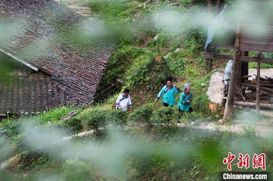 图为水族同胞前往鼓楼参加节日活动。吴德军 摄
