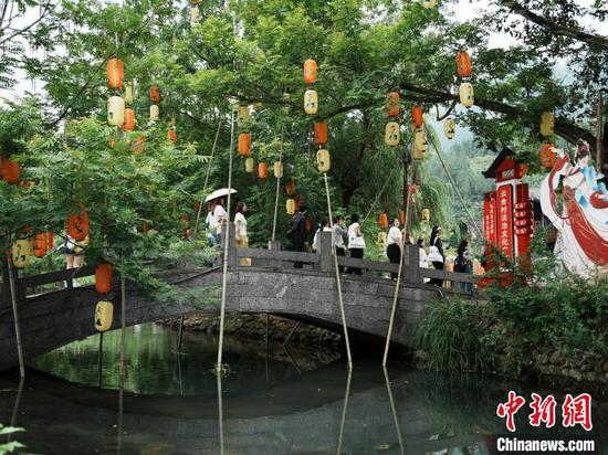 6月15日，游客在贵州省江口县云舍村游玩，乐享惬意时光。中新社记者 周燕玲 摄