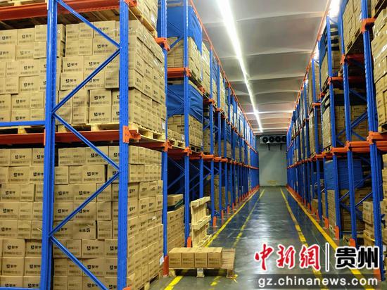 图为贵州宜大鲜生供应链有限公司冷库货架堆满货品。