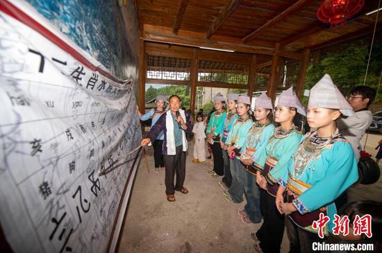 图为水族同胞在读水书。吴德军 摄