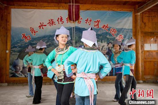 图为水族同胞在跳铜鼓舞。吴德军 摄