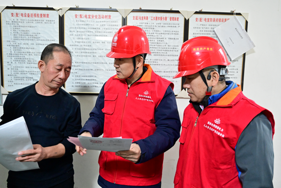 國網(wǎng)新疆營銷服務中心工作人員走訪企業(yè)，開展用電安全檢查和相關服務，并向用戶告知用電安全注意事項?？琢畛?攝