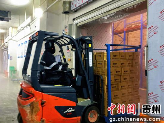 图为贵州宜大鲜生供应链有限公司工人正将货品入库。