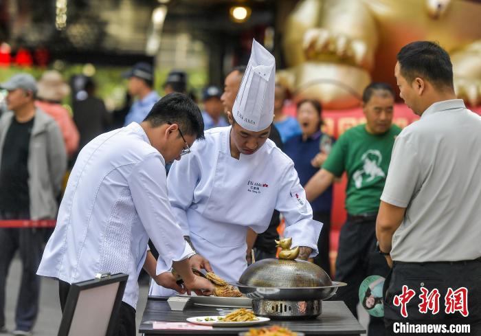 乌鲁木齐：“美食嘉年华”活动增进邻里之间友情