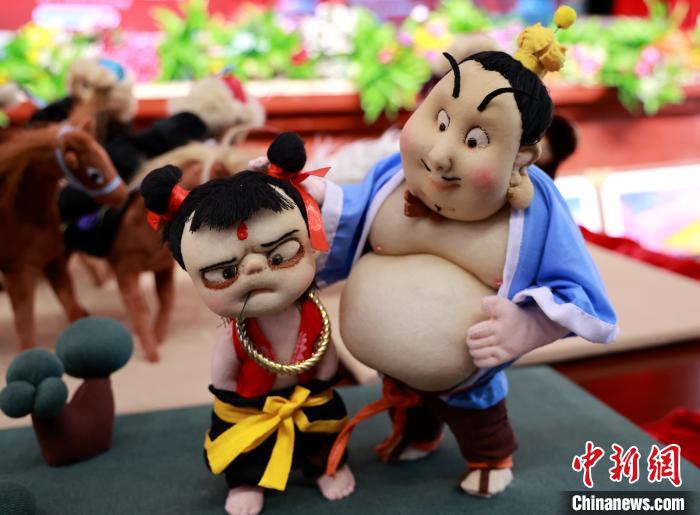 目前,绣塑布偶在新疆旅游市场上很“受宠”。受访者供图 目前,绣塑布偶在新疆旅游市场上很“受宠”。受访者供图