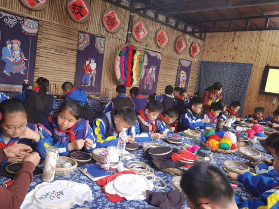 图为学生们在瑶山妹文创园学习传统瑶秀。被访者供图 图为学生们在瑶山妹文创园学习传统瑶秀。被访者供图