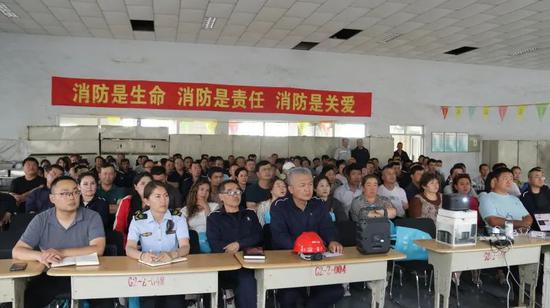 6月16日,吐鲁番经济开发区管理委员会联合吐鲁番市消防救援支队、高昌区应急管理局,在七泉湖硫化碱厂开展消防综合演练及安全培训。胡钰 摄