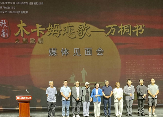 總導(dǎo)演陳蔚（左五）與《木卡姆戀歌—萬(wàn)桐書》主創(chuàng)團(tuán)隊(duì)。