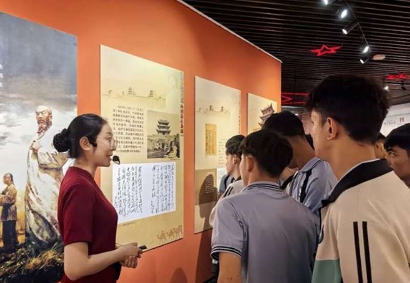 群众在喀什博物馆内参观。(资料图)来源:喀什博物馆微信公众号
群众在喀什博物馆内参观。(资料图)来源:喀什博物馆微信公众号