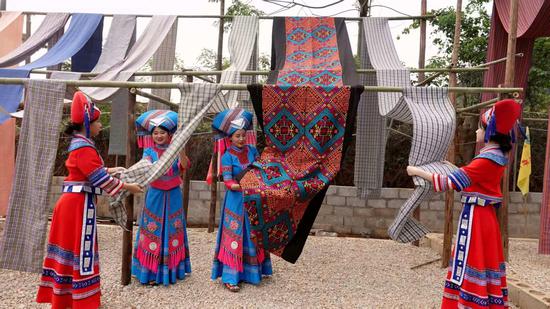 图为瑶山妹文创园的古法染布体验项目。被访者供图 图为瑶山妹文创园的古法染布体验项目。被访者供图