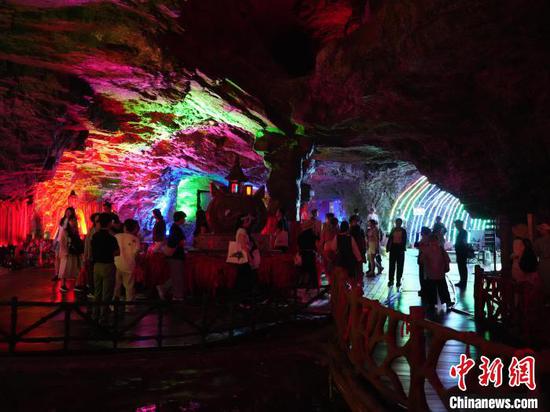 图为台青在贵州省铜仁市万山区朱砂古镇参观矿洞。记者周燕玲 摄 图为台青在贵州省铜仁市万山区朱砂古镇参观矿洞。记者周燕玲 摄