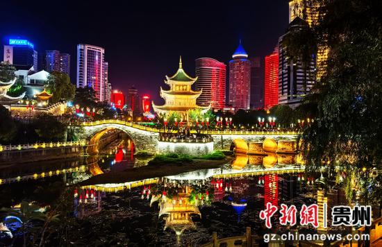 甲秀楼夜景。赵松 摄 甲秀楼夜景。赵松 摄